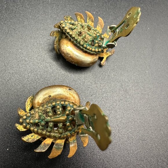 VINTAGE MIRIAM HASKELL GOLD PLATED FAUX PEARLS FLOWER CLIP ON EARRINGS - Picture 8 of 11